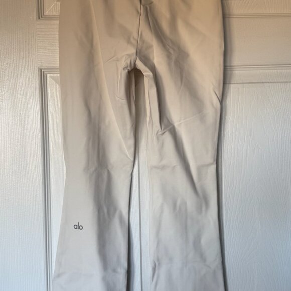 Alo Yoga Airbrush High-Waist Flutter Legging - Ivory - Picture 7 of 11